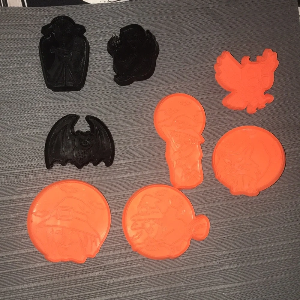 Halloween Plastic Cookie Cutters Press Lot of 8 Witch Bat Ghost Cat Vampire